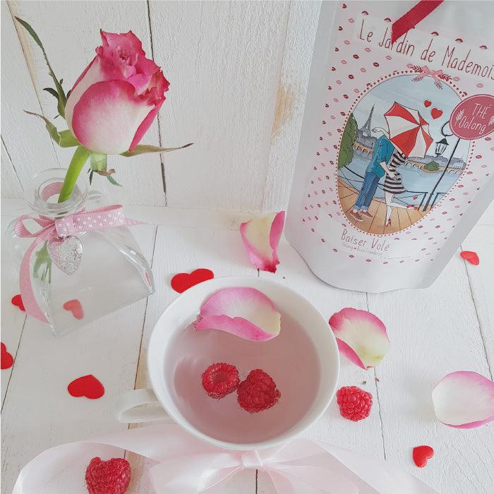 thé oolong framboise rose dans une tasse en porcelaine